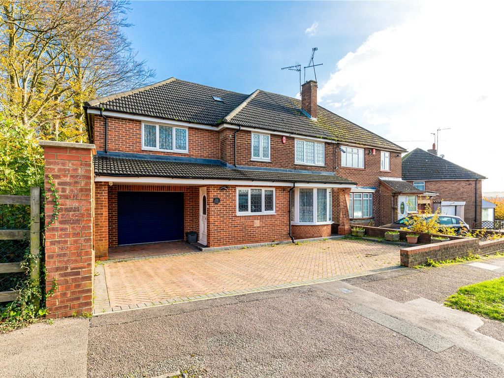 5 bed semidetached house to rent in Rossfold Road, Luton, Bedfordshire