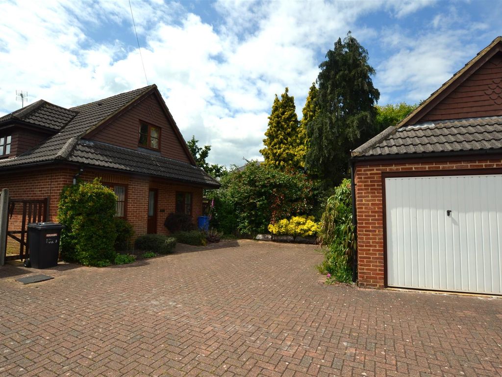3 bed detached house for sale in Clarence Road, Fleet GU51, £520,000