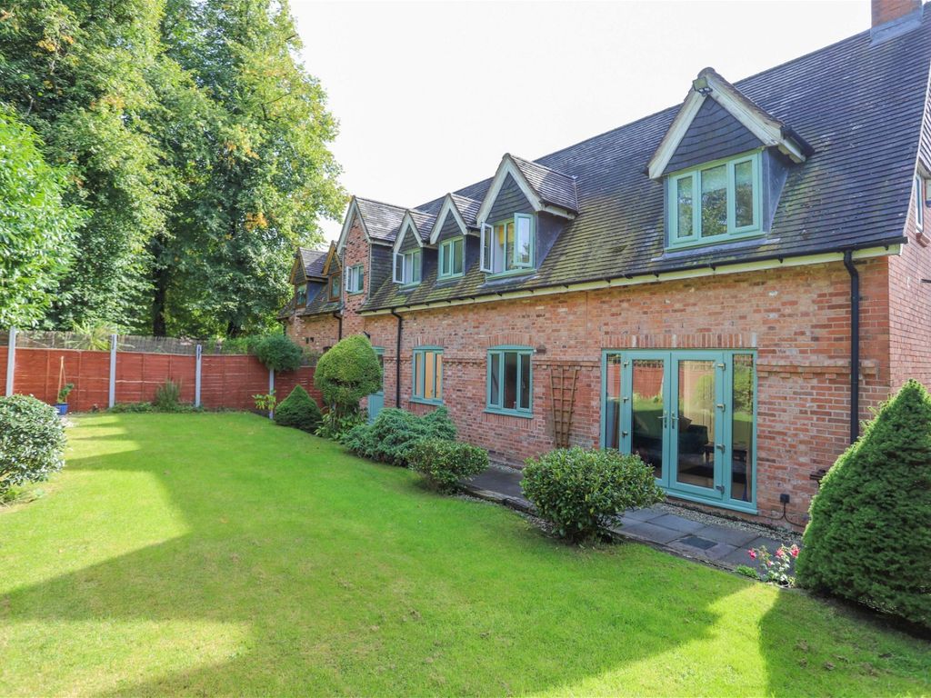 4 bed end terrace house for sale in Linthurst Road, Barnt Green