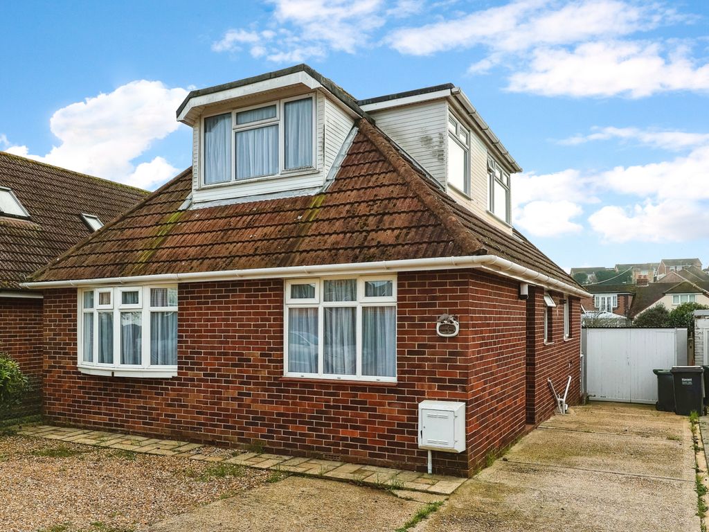 4 bed bungalow for sale in Springfield Close, Havant, Hampshire PO9, £