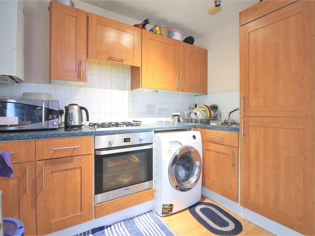 2 bed flat for sale in Maple Leaf Court, Bell Road, Hounslow TW3 Zoopla