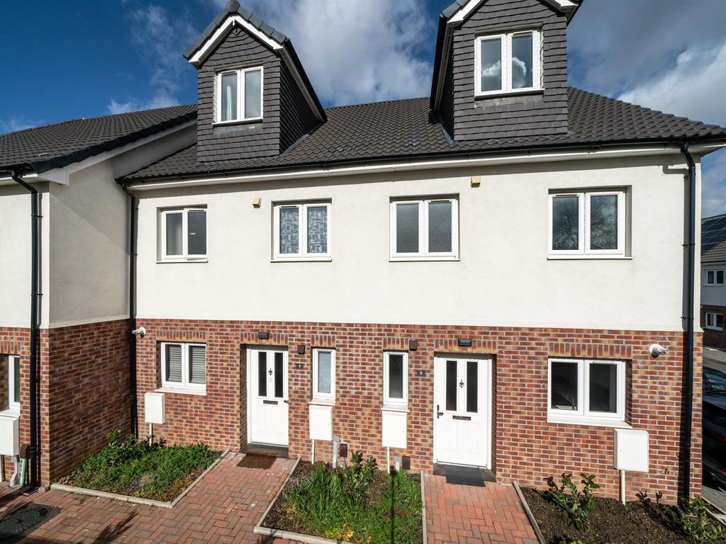 4 bed semidetached house for sale in Savoy Close, Leverstock Green