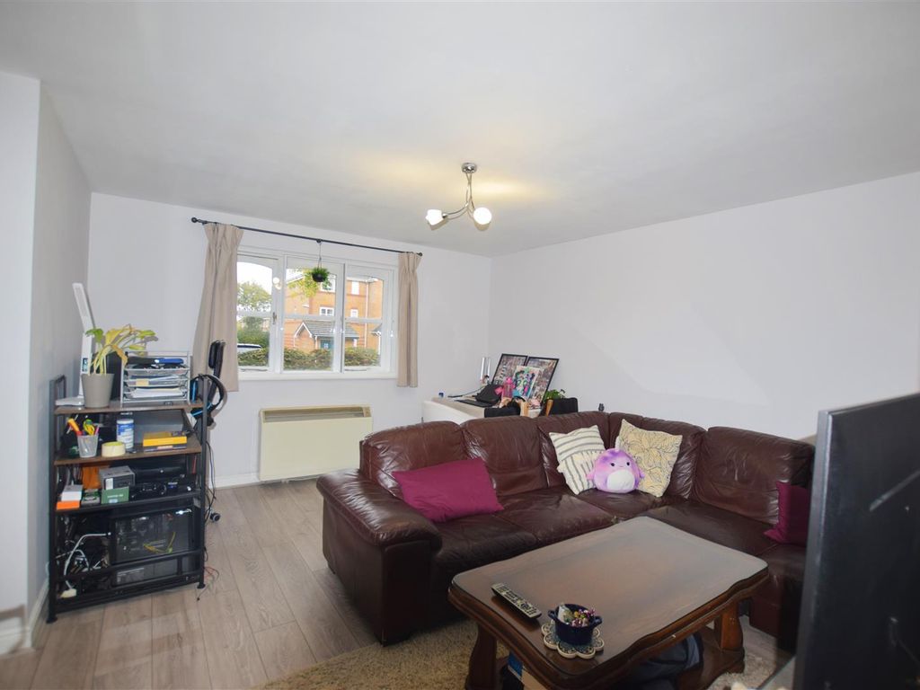 2 bed flat to rent in Court, Somerton Road, Cricklewood NW2