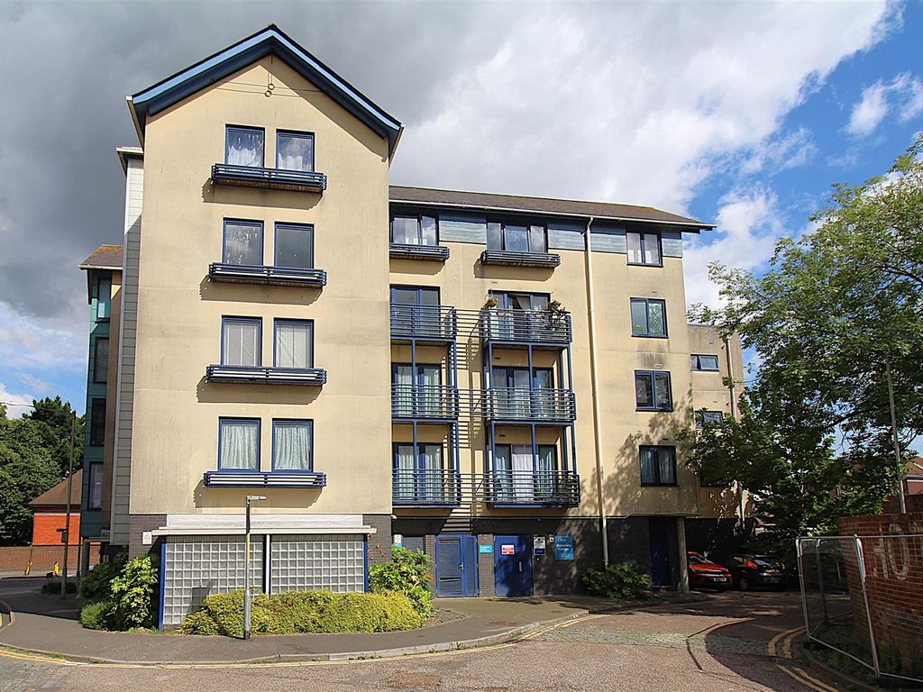 2 bed flat to rent in Park Street, Ashford TN24, £950 pcm Zoopla