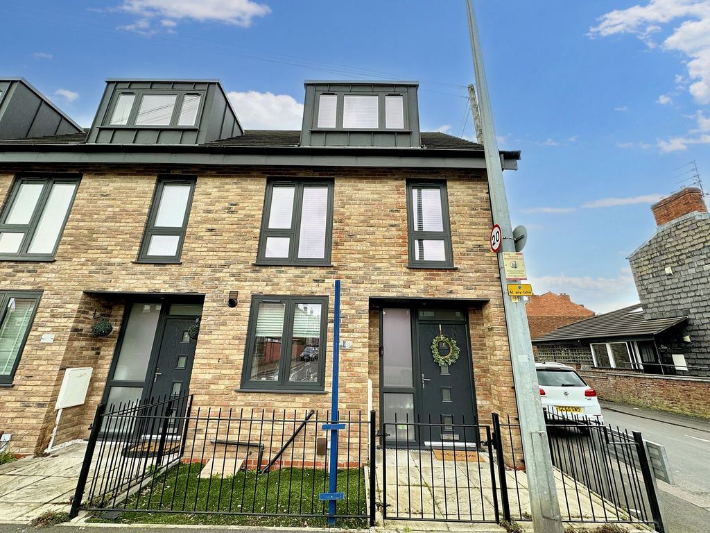 3 bed semidetached house for sale in Trafford Road, Eccles M30, £
