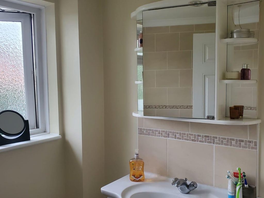 5 bed property to rent in Gallys Road, Windsor SL4, £2,800 pcm Zoopla