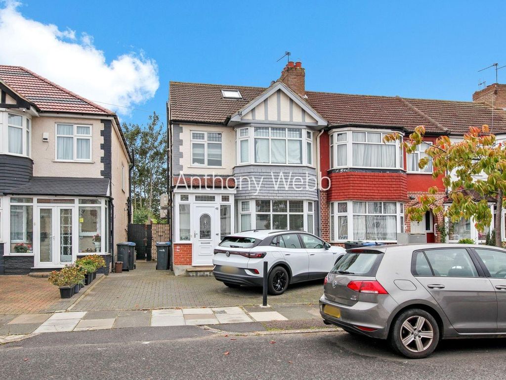 4 bed end terrace house for sale in New Park Avenue, London N13, £