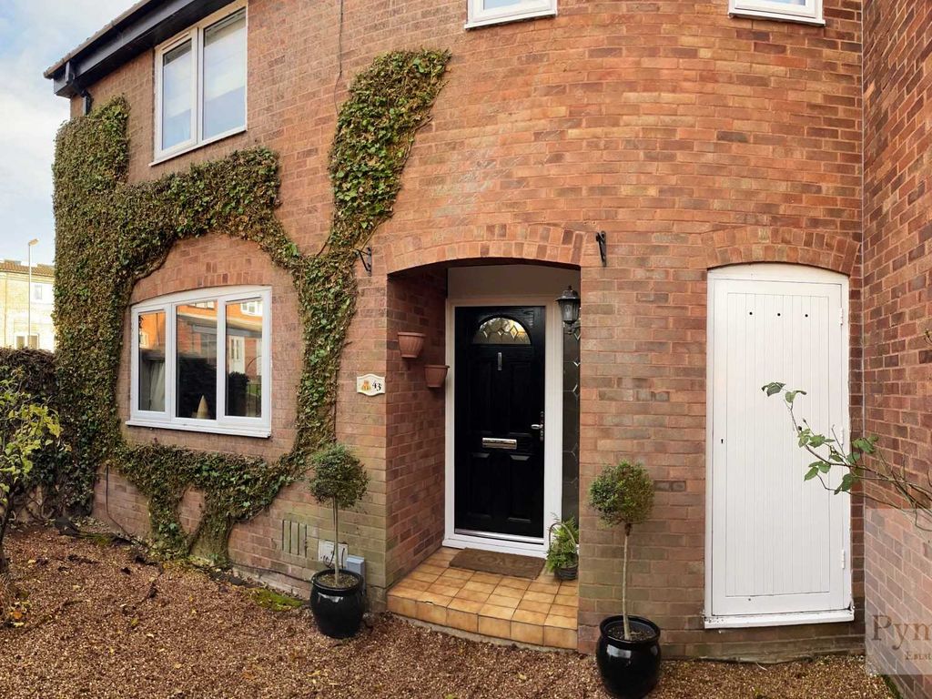 3 bed semidetached house to rent in Rosebay Close, Norwich NR6, £1,295