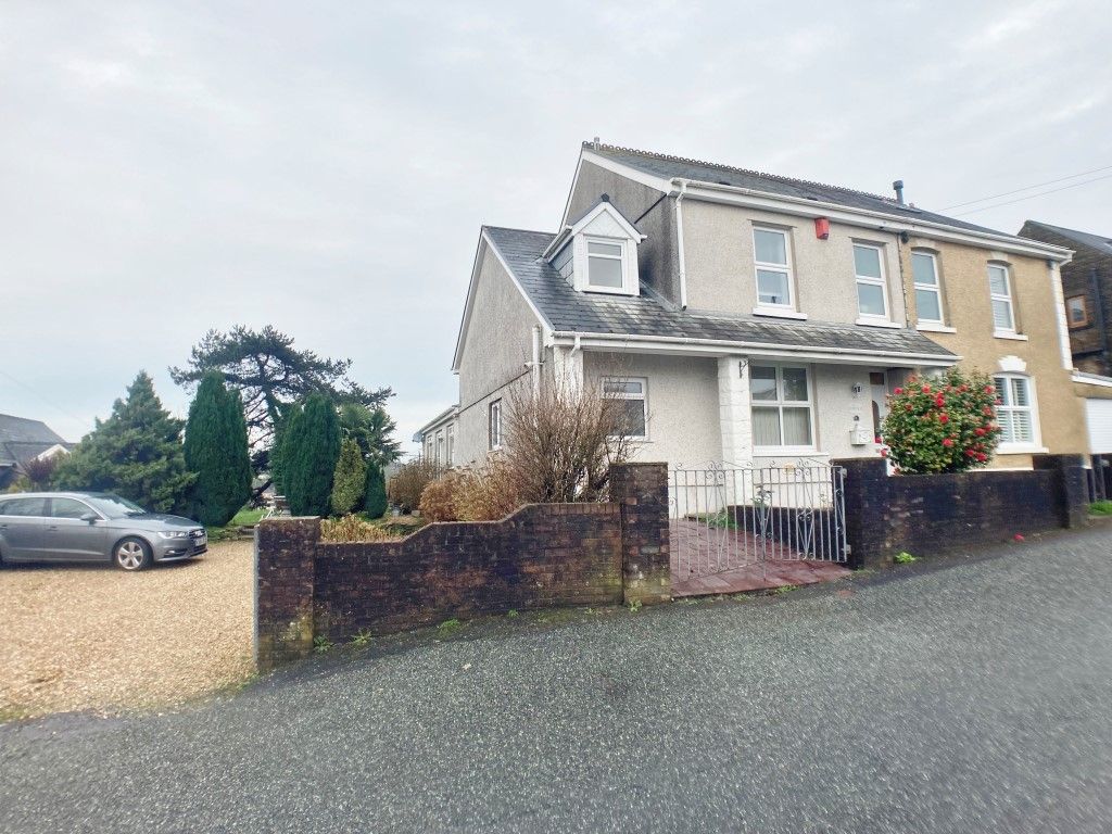 4 bed semidetached house for sale in Bronallt Road, Hendy