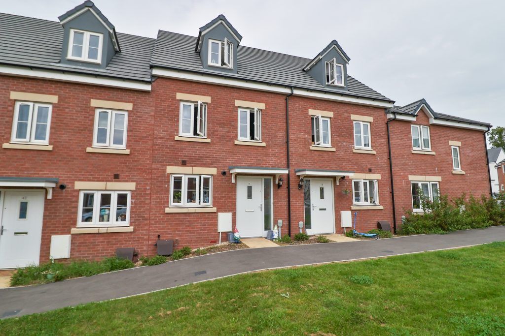 3 bed terraced house for sale in Kingfisher Drive, Yeovil, Somerset