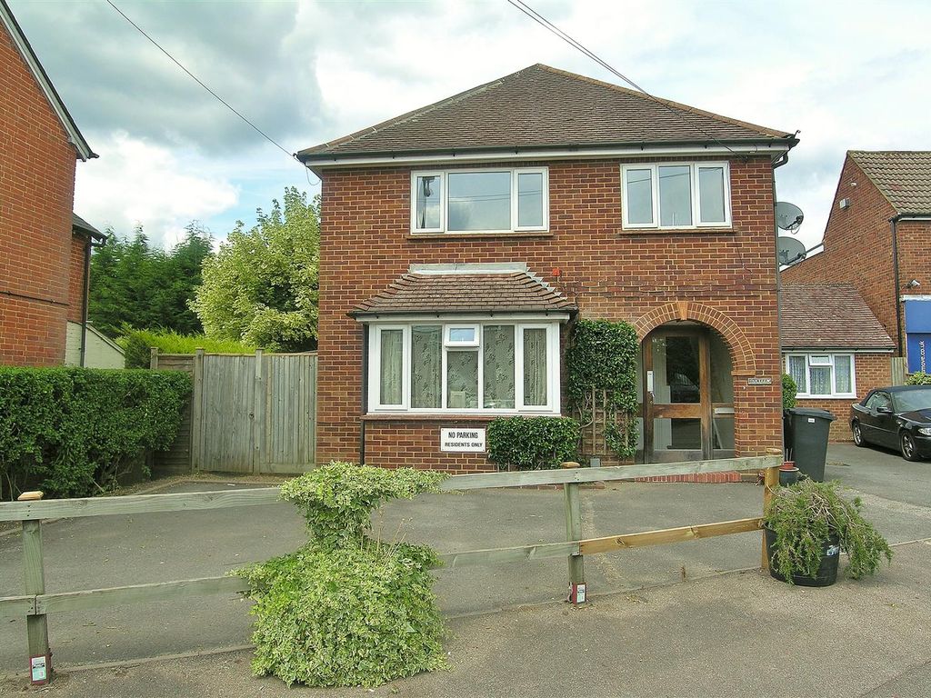 1 bed flat to rent in Broadway, Knaphill, Woking GU21, £975 pcm Zoopla