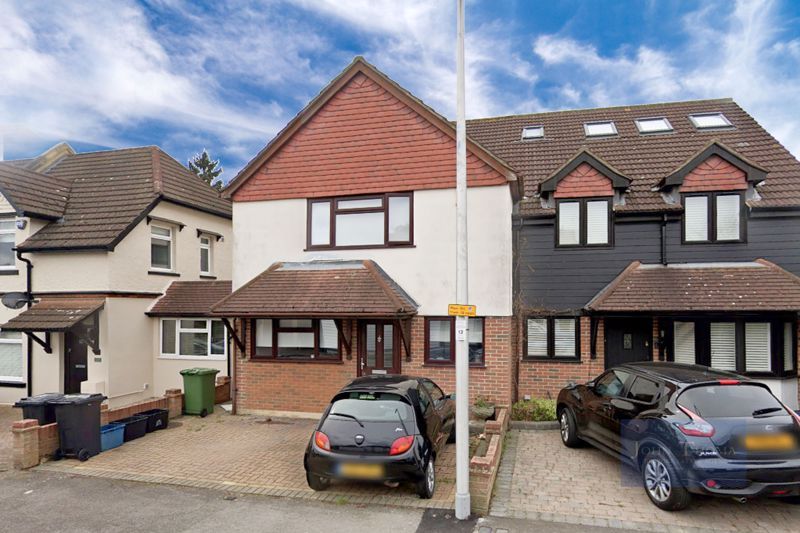 3 bed semidetached house to rent in Long Green, Chigwell IG7, £2,495