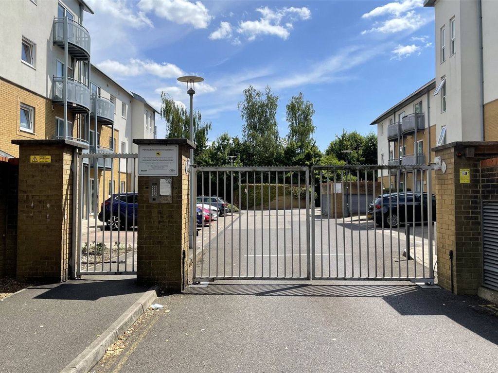 2 bed flat to rent in Trafalgar Gardens, Pound Hill, Crawley, West