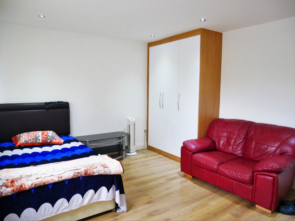 Room to rent in Boston Road, London W7, £1,000 pcm Zoopla
