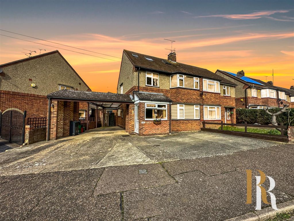 4 bed semidetached house for sale in Fronks Road, Dovercourt, Harwich