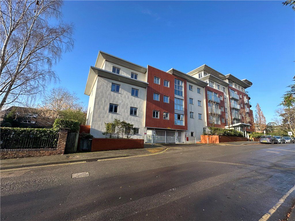 2 bed flat to rent in Constitution Hill, Woking, Surrey GU22, £1,500 pcm Zoopla