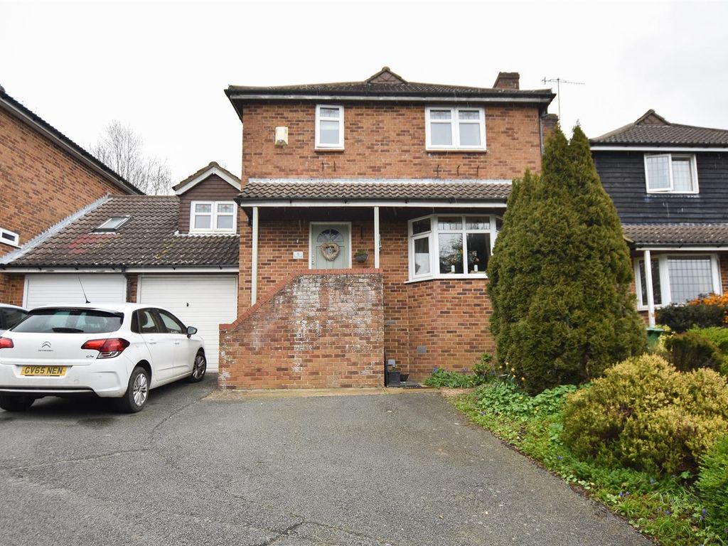 4 bed linkdetached house for sale in Hoover Close, St. LeonardsOnSea
