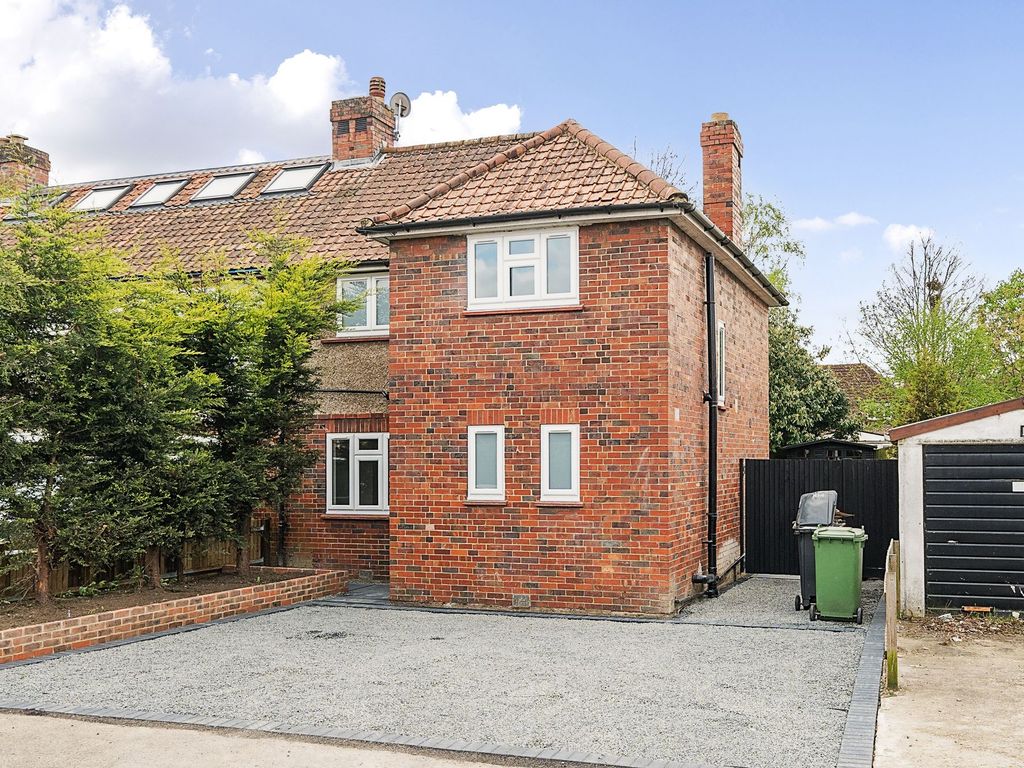 3 bed end terrace house for sale in Hook Road, Epsom KT19, £650,000
