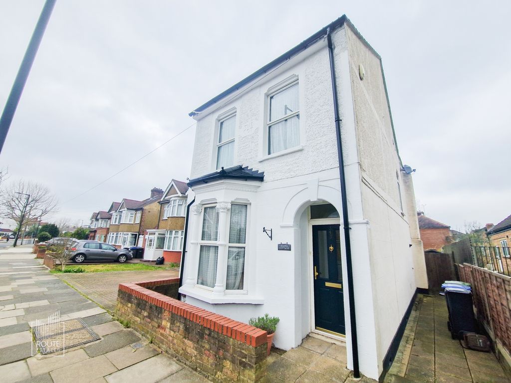 3 bed detached house to rent in Bury Street West, Edmonton N9, £2,200