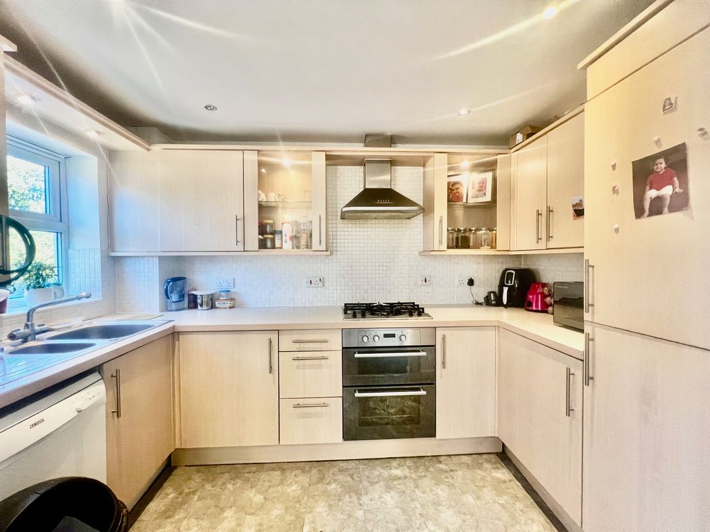 2 bed flat to rent in White's Way, Hedge End, Southampton SO30, £1,300