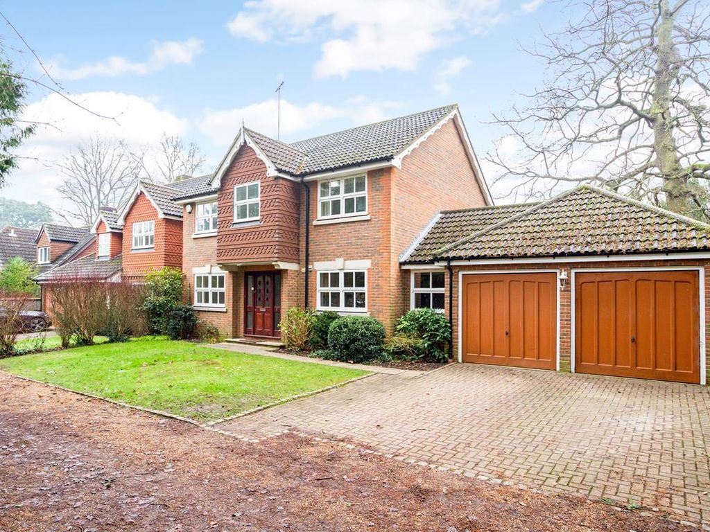 4 bed detached house to rent in Redwood Walk, Southborough KT6, £3,600