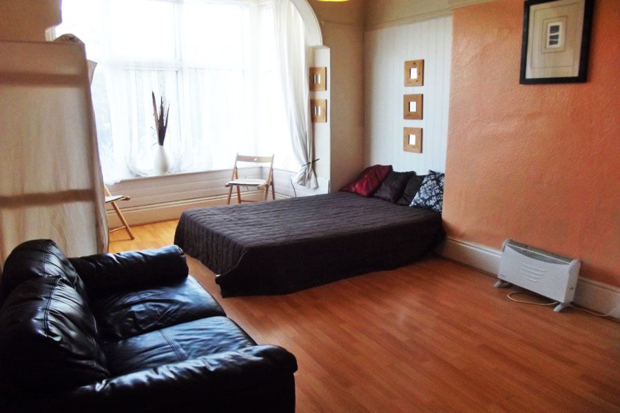 Room to rent in Hollyshaw Lane, Crossgates LS15, £475 pcm Zoopla