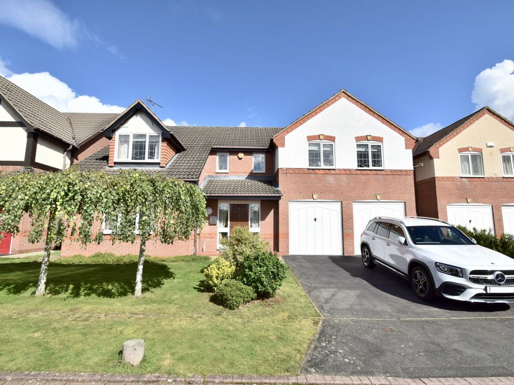 5 bed detached house for sale in Edgeley Close, Heathley Park