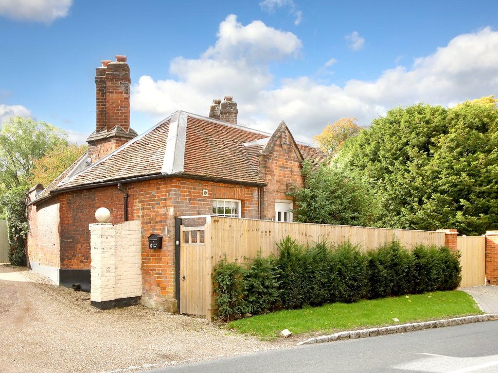 2 bed country house for sale in Church Road, Penn, High HP10, £