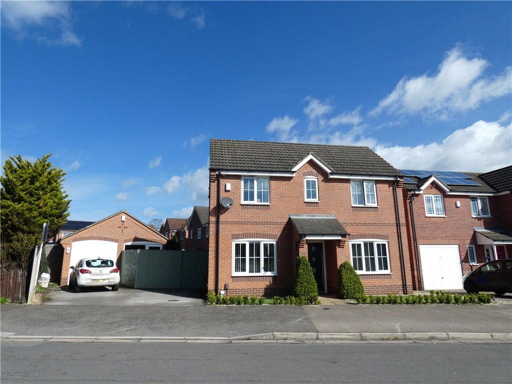 4 bed detached house for sale in Stuart Avenue, Forest Town, Mansfield