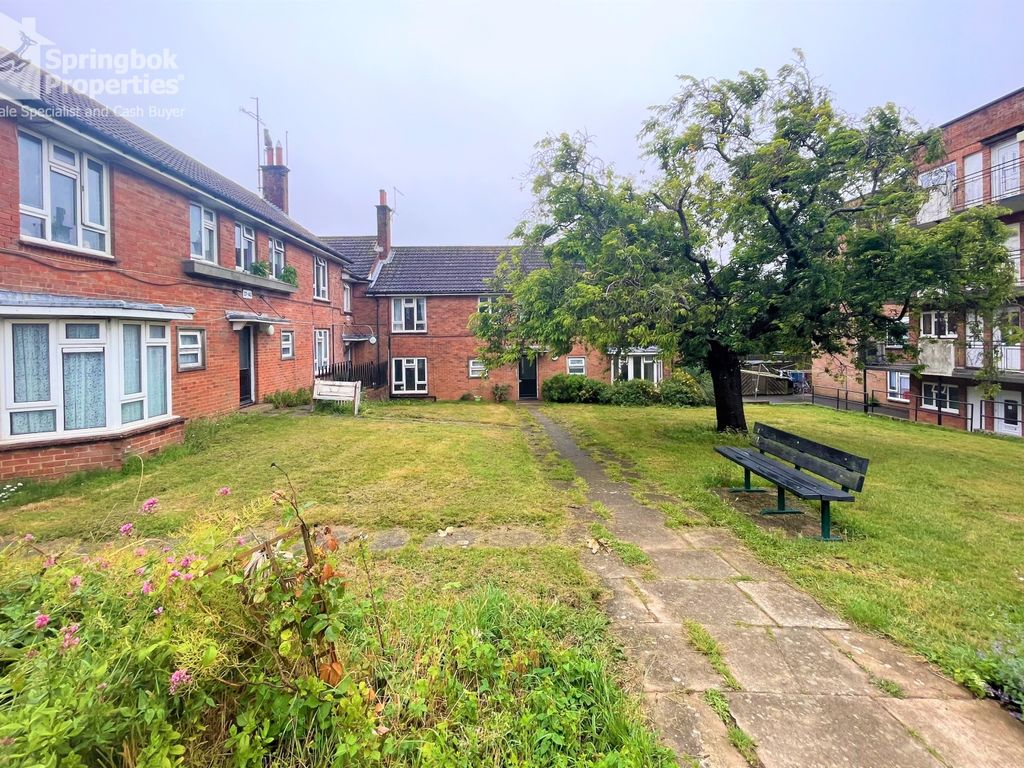 1 bed flat for sale in Kingston Close, Hove, East Sussex BN3, £215,000