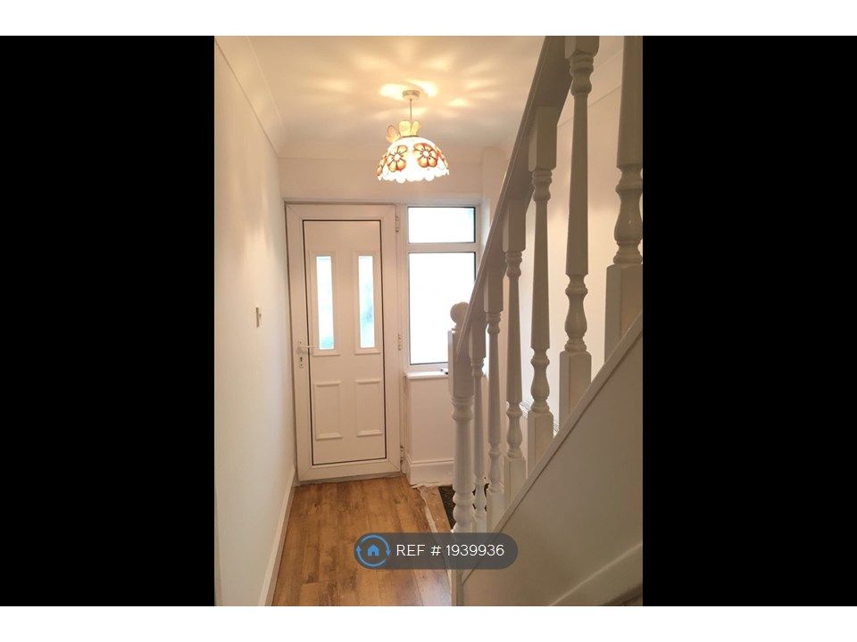 3 bed terraced house to rent in Garland Road, Plumstead SE18, £2,000