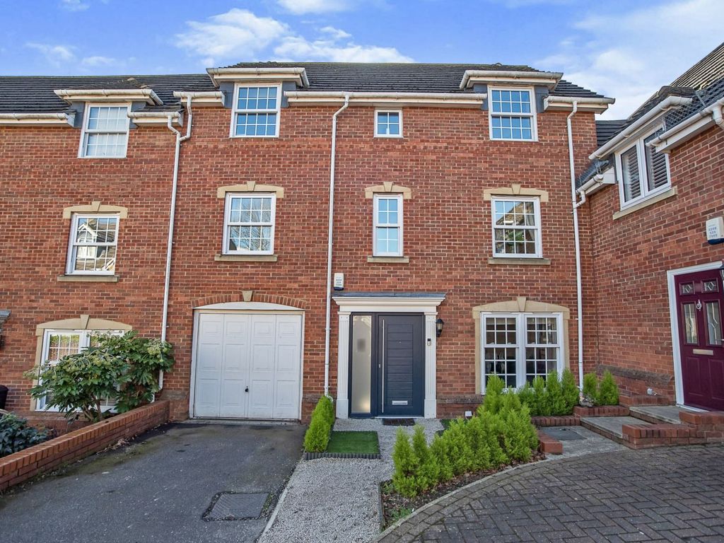 4 bed town house for sale in Chichester Close, Grays RM16 Zoopla