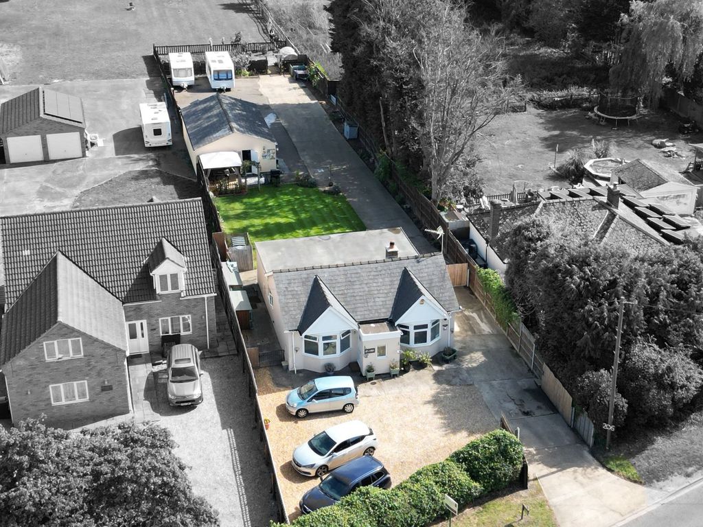 3 bed detached bungalow for sale in Fordham Road, Newmarket CB8, £