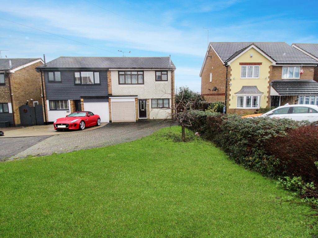 3 bed semidetached house for sale in Brackendale Avenue, Pitsea