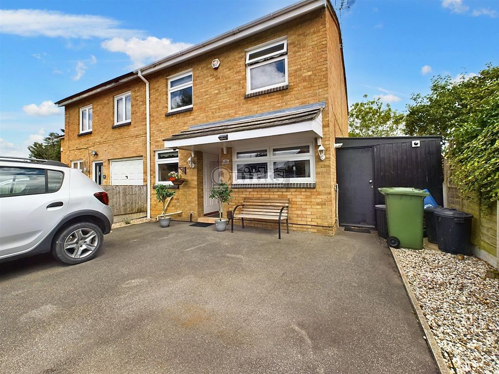 3 bed end terrace house for sale in Queens Road, Laindon, Basildon SS15