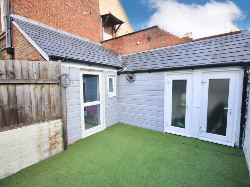 1 bed flat for sale in Ashley Road, Poole BH14, £140,000 Zoopla
