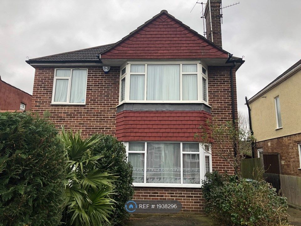 2 bed flat to rent in Petworth Road, London N12, £1,850 pcm Zoopla