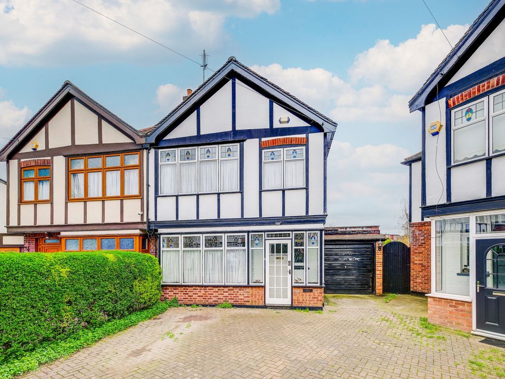 3 bed semidetached house for sale in Middleton Close, Chingford E4, £