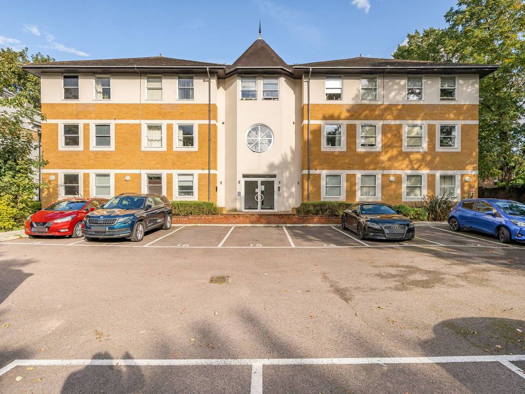 1 bed flat for sale in Brook House, Cricket Green, Mitcham CR4, £