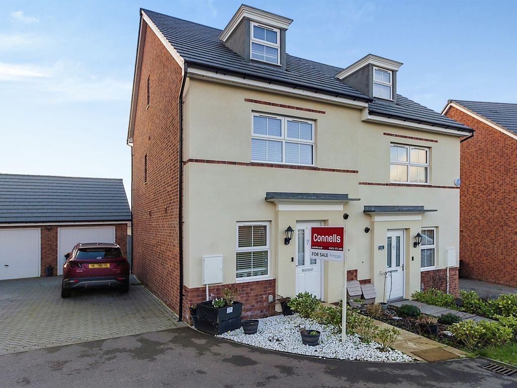 4 bed semidetached house for sale in Wallis Drive, Leighton Buzzard