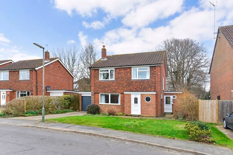 3 bed detached house for sale in Summerlands, Cranleigh GU6, £575,000