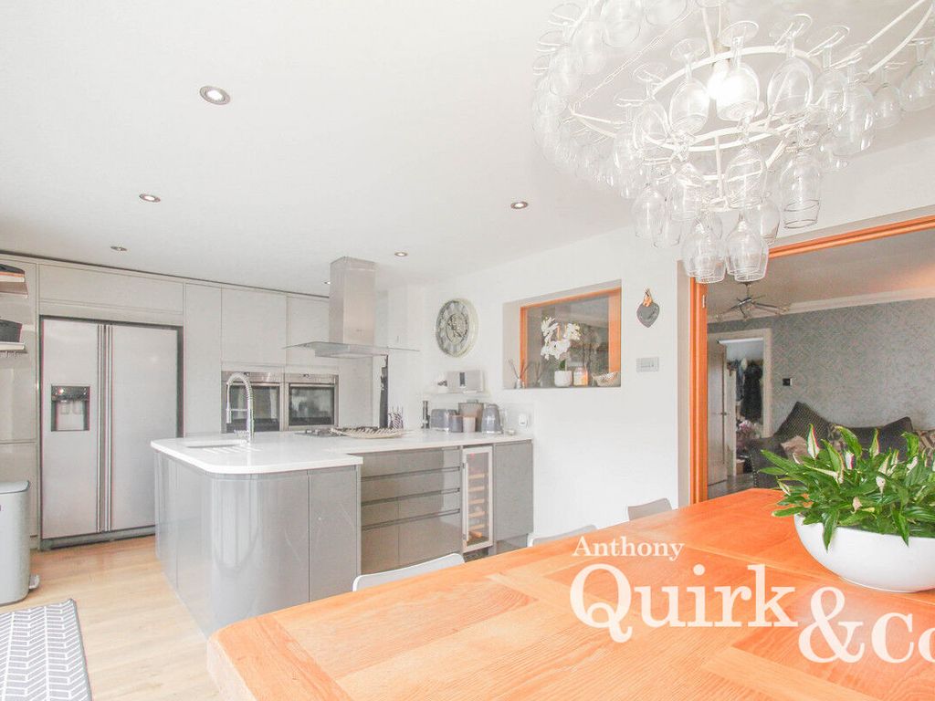 5 bed detached house for sale in Eton Close, Canvey Island SS8, £