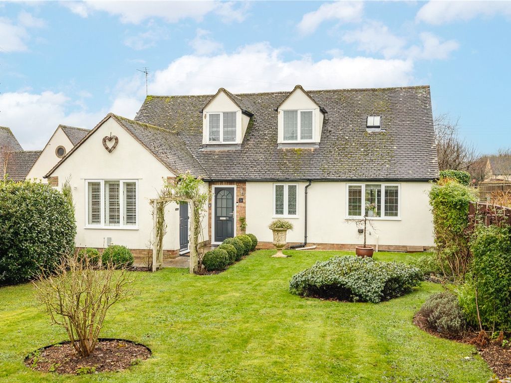 4 bed country house for sale in Brize Norton Road, Minster Lovell