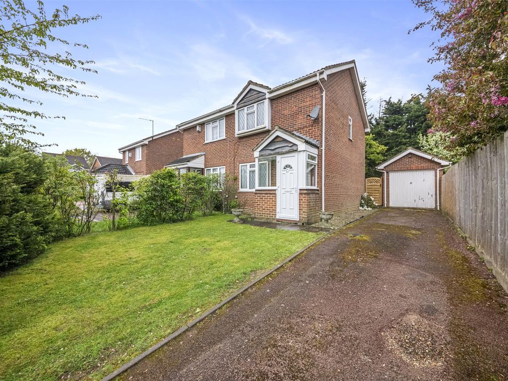 2 bed semidetached house for sale in Brentford Close, Yeading, Hayes