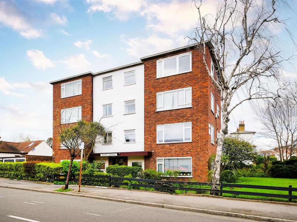 2 bed flat to rent in Hope Lodge, High Road, South Woodford E18, £1,500