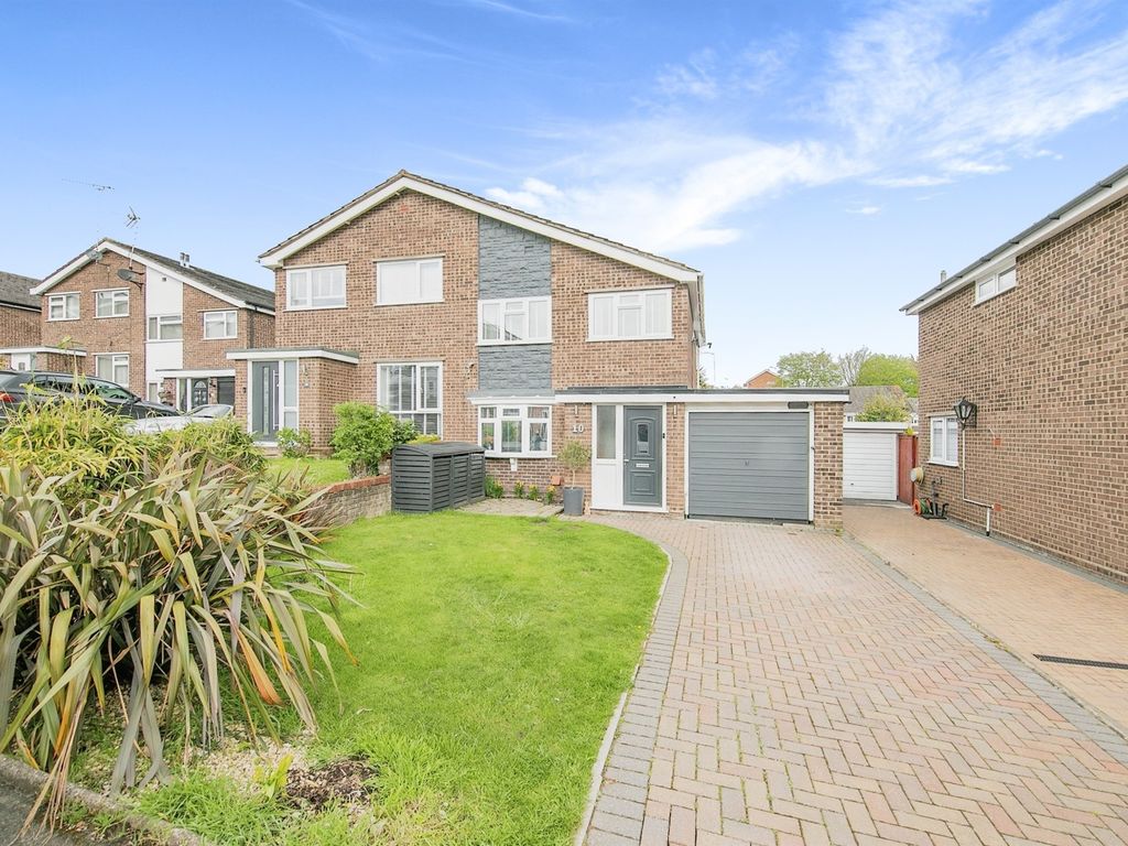 3 bed semidetached house for sale in Malmesbury Close, Ipswich IP2