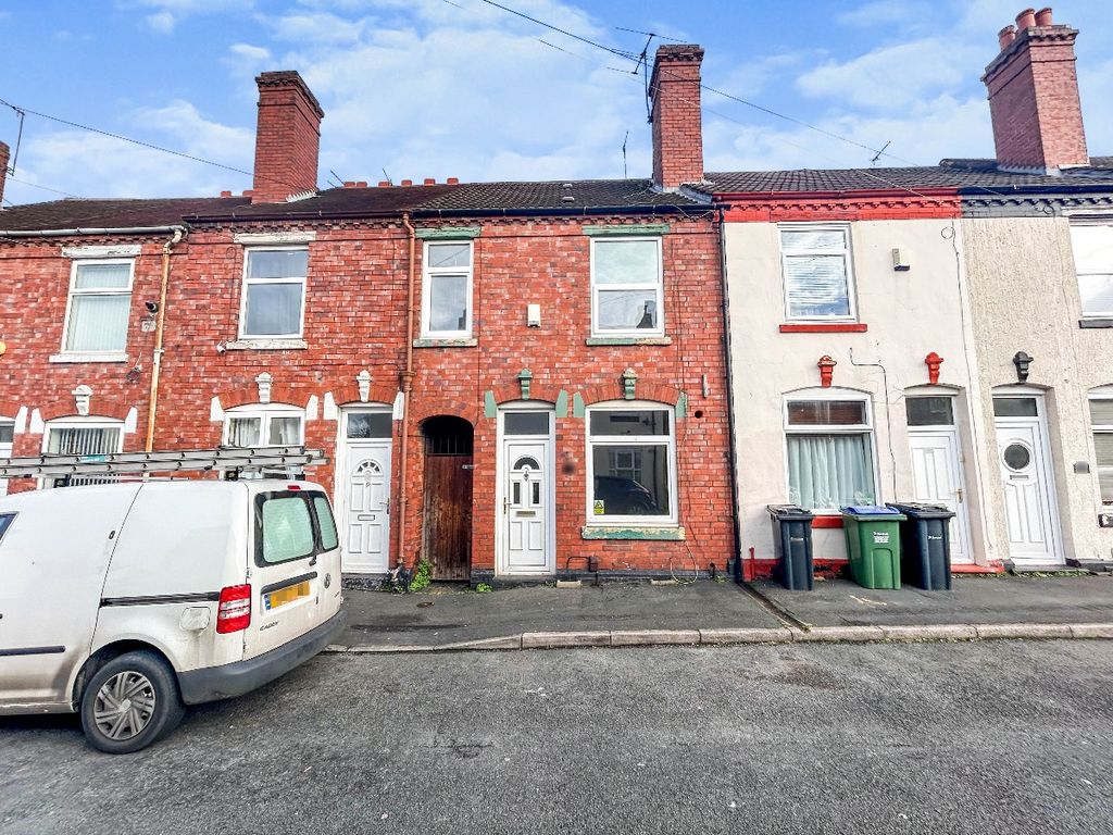 3 bed terraced house to rent in Hall Street, Cradley Heath B64, £725