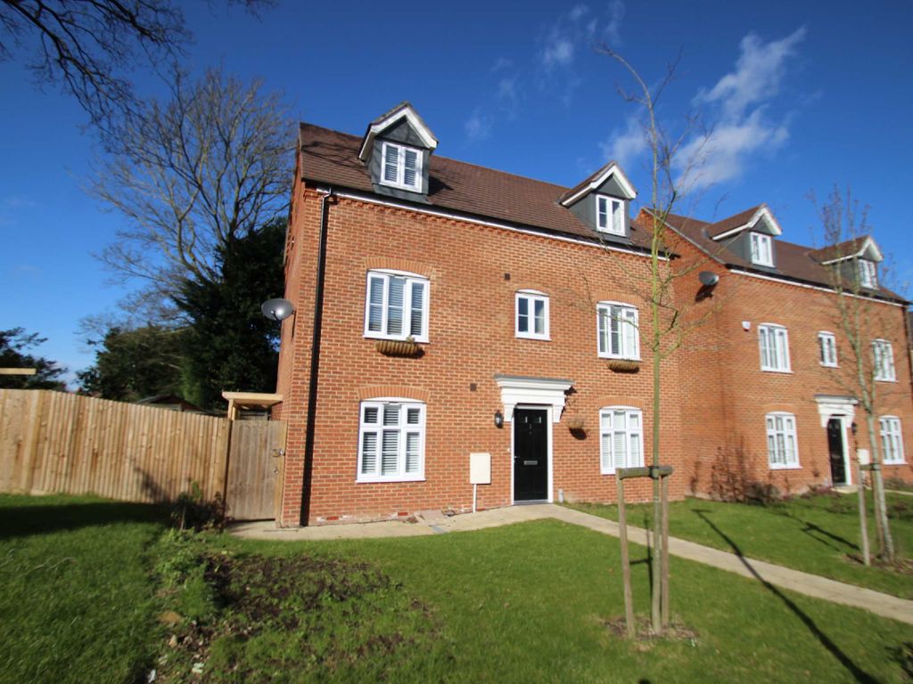 4 bed semidetached house to rent in Waratah Drive, Chislehurst BR7, £