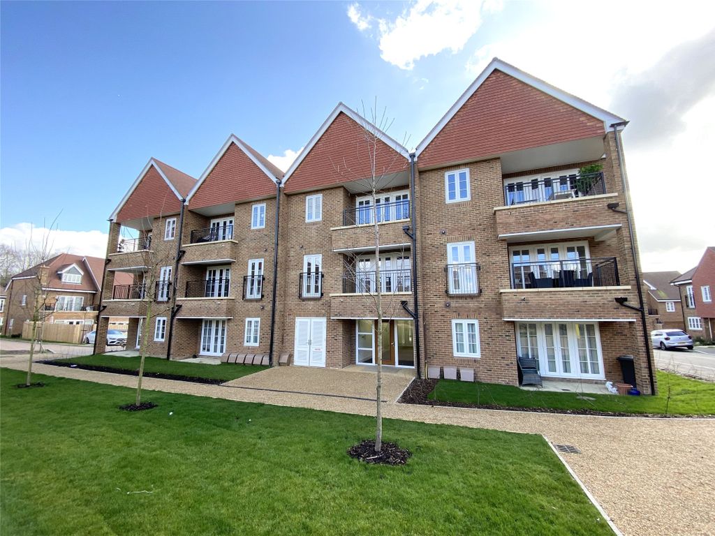 2 bed flat to rent in Beatrice Square, Tadworth, Surrey KT20 Zoopla