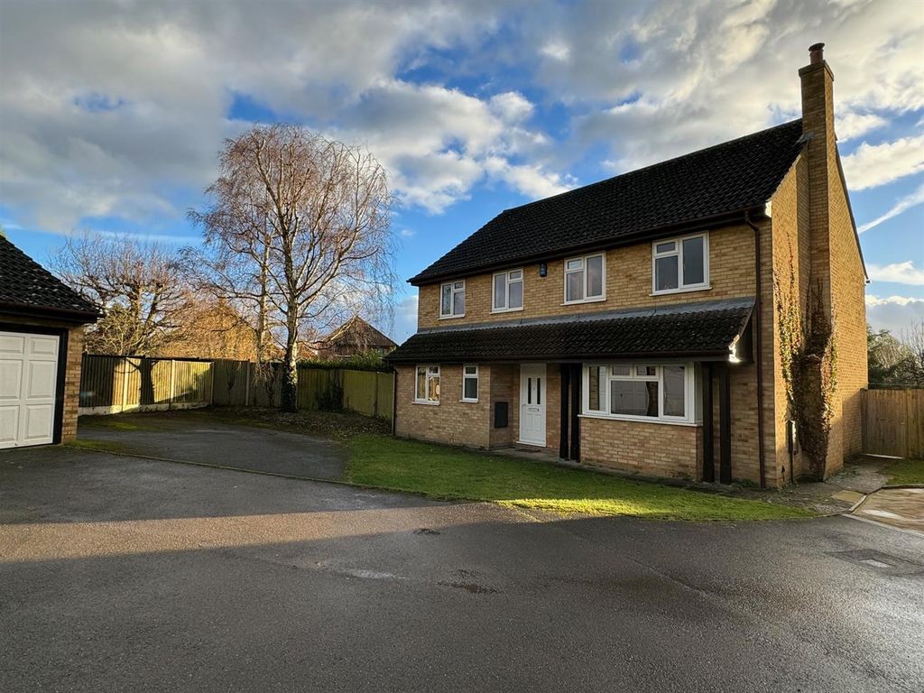 5 bed detached house to rent in Samphire Close, Weavering, Maidstone